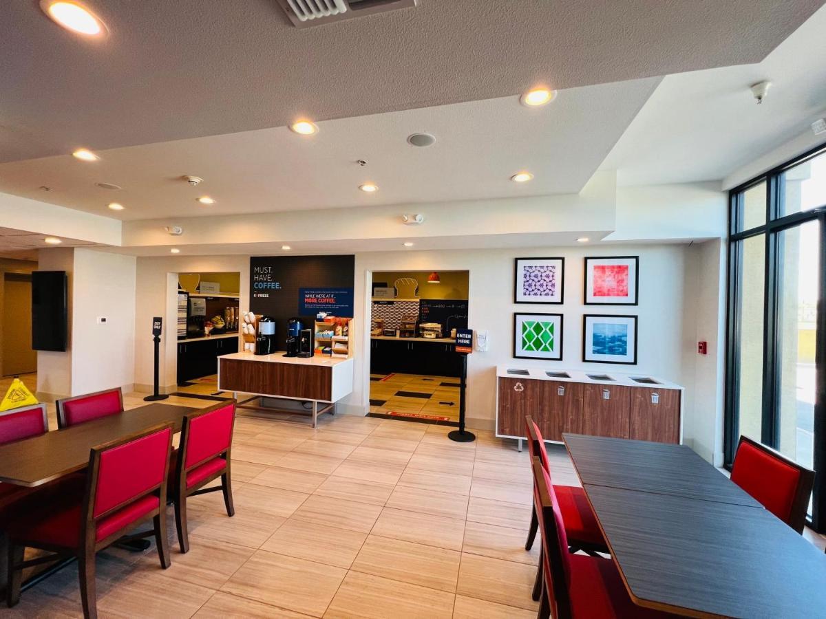 Holiday Inn Express & Suites Salinas By Ihg Exterior photo