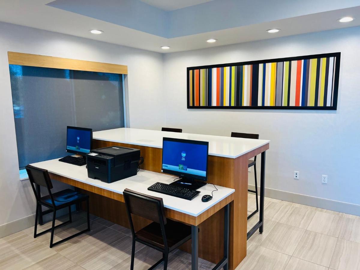 Holiday Inn Express & Suites Salinas By Ihg Exterior photo